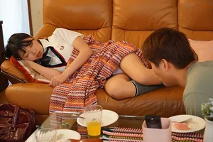 Chàng trai trộm nhìn quần lót ghệ con ghệ đang ngủ thì bị phát hiện